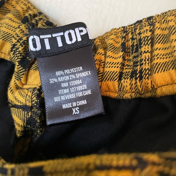 Hot Topic yellow/black plaid pants with chain - Picture 4 of 5